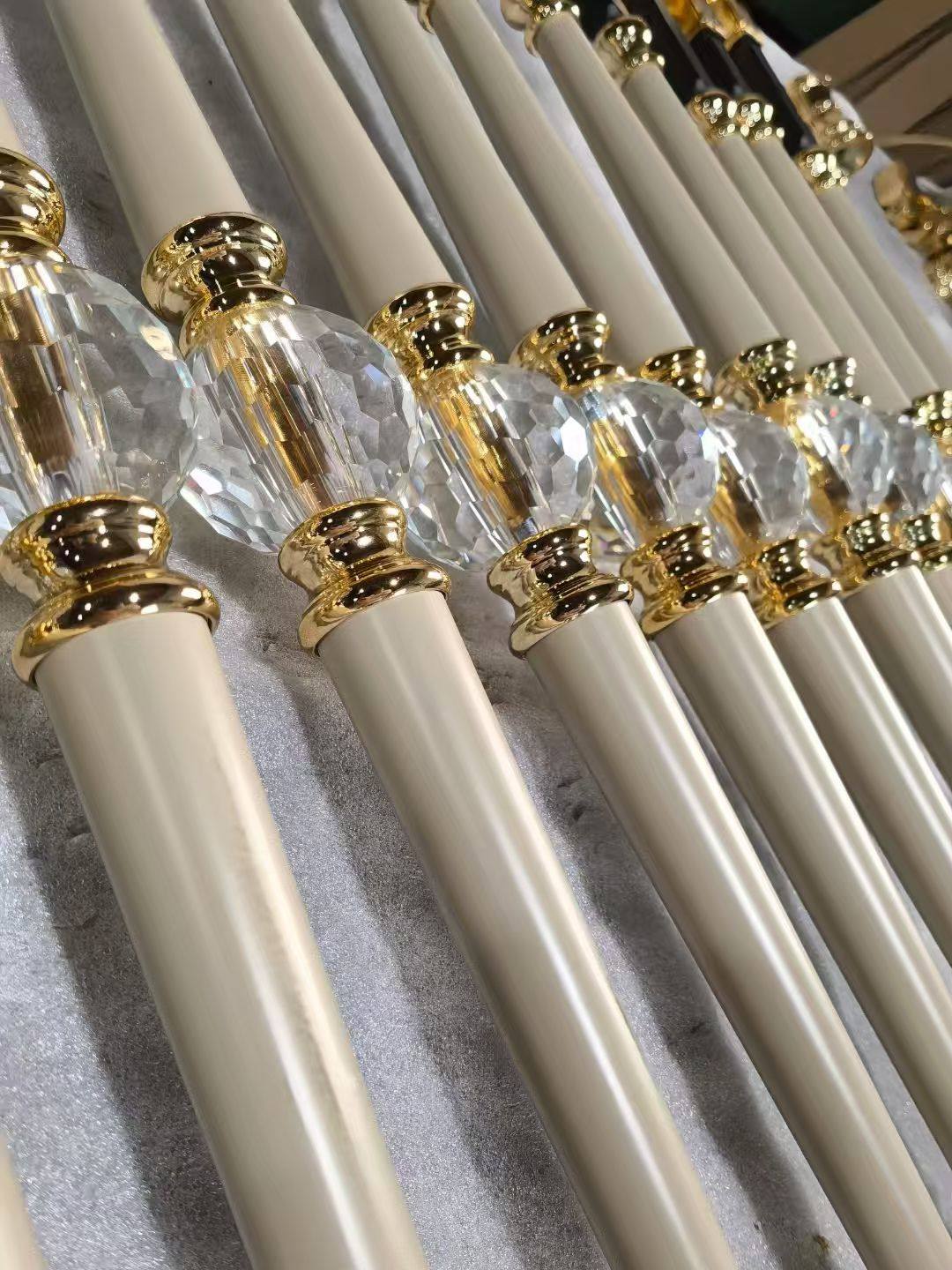 Massive Eiche-Handlauf auf Showroom-Treppengeländer