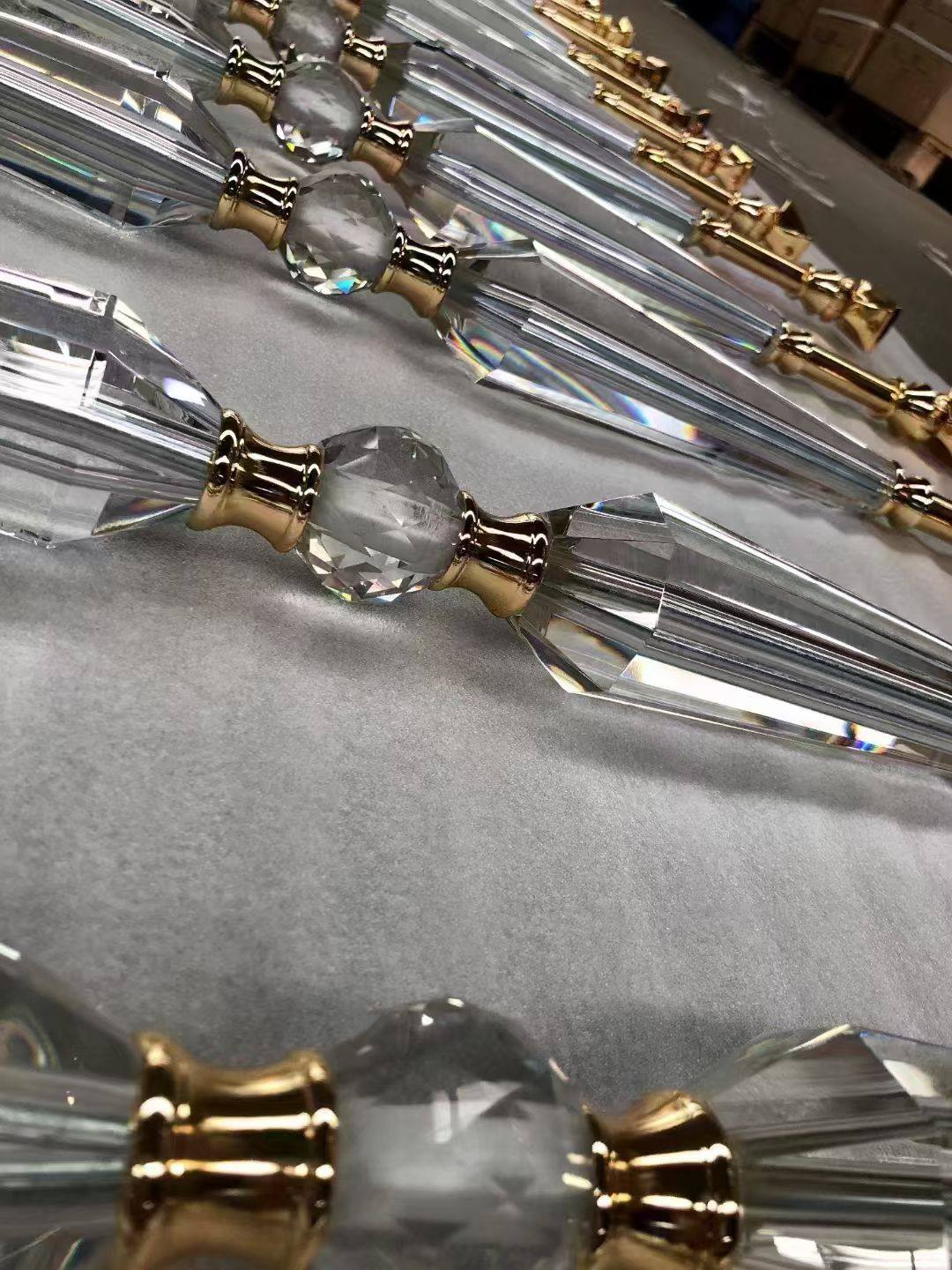 Geländer mit Glas-Einsätzen und Facettenschliff in echtem Projekt