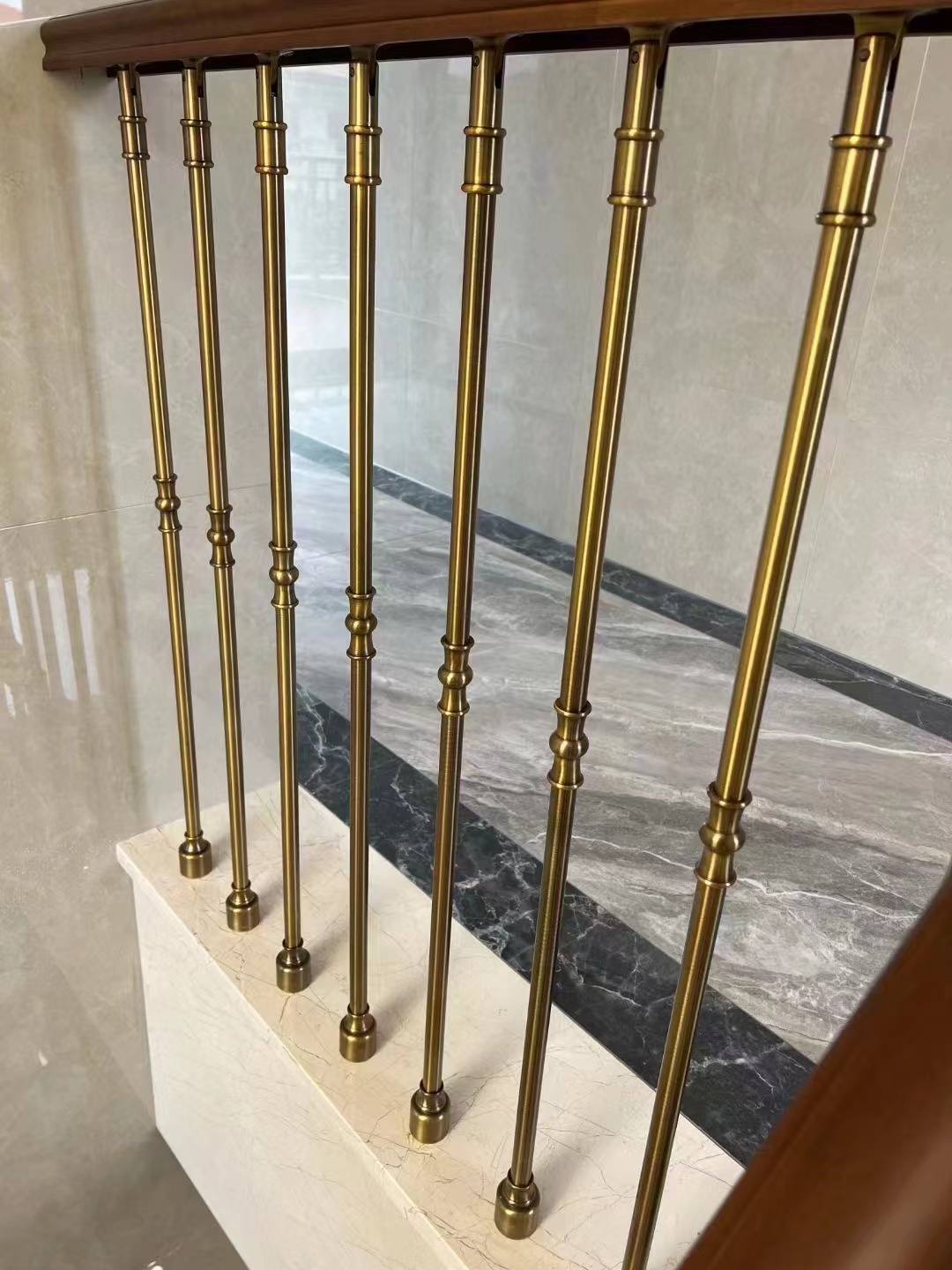 Modernes Treppenhaus mit Premium-Pfosten und Stein-Optik