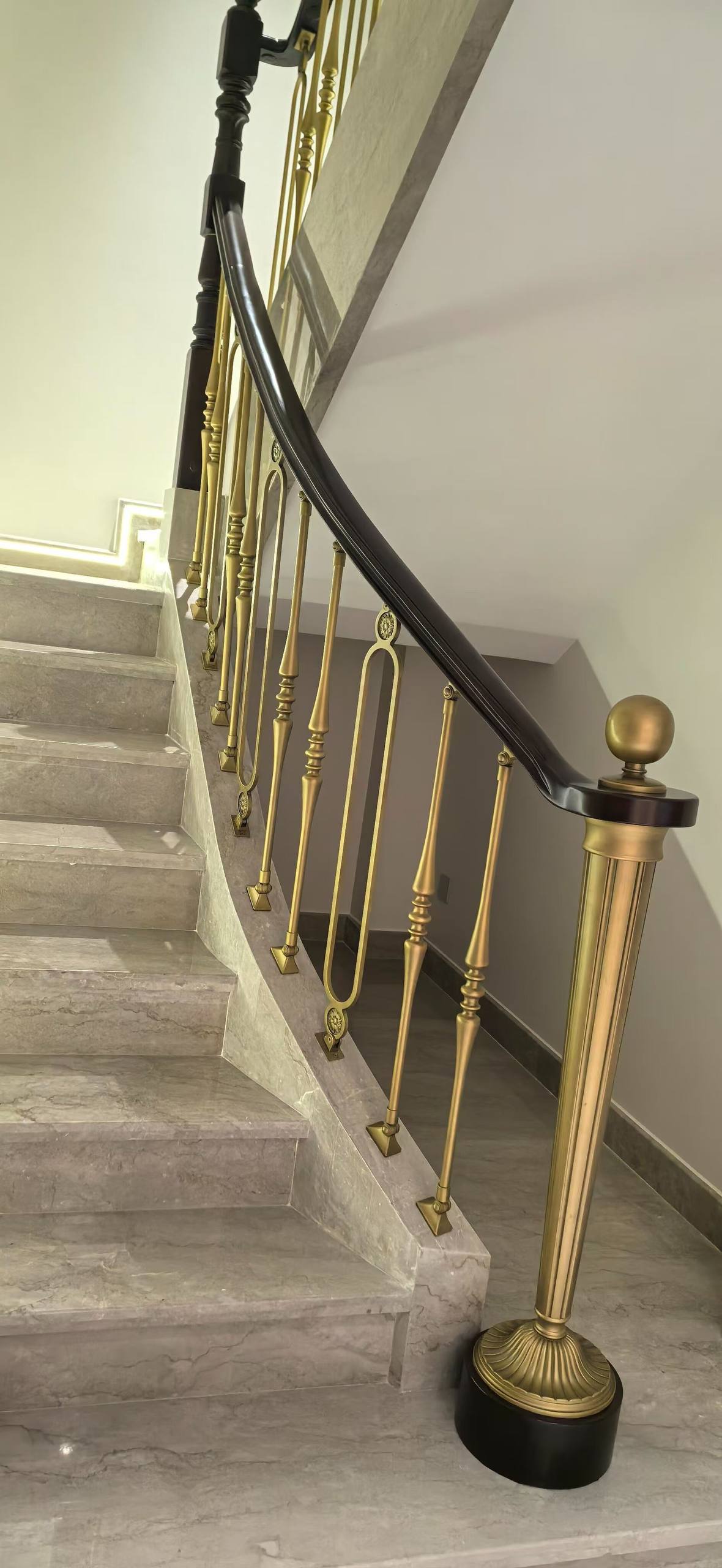 Fertig installiertes CHIFU Treppengeländer Projekt 1