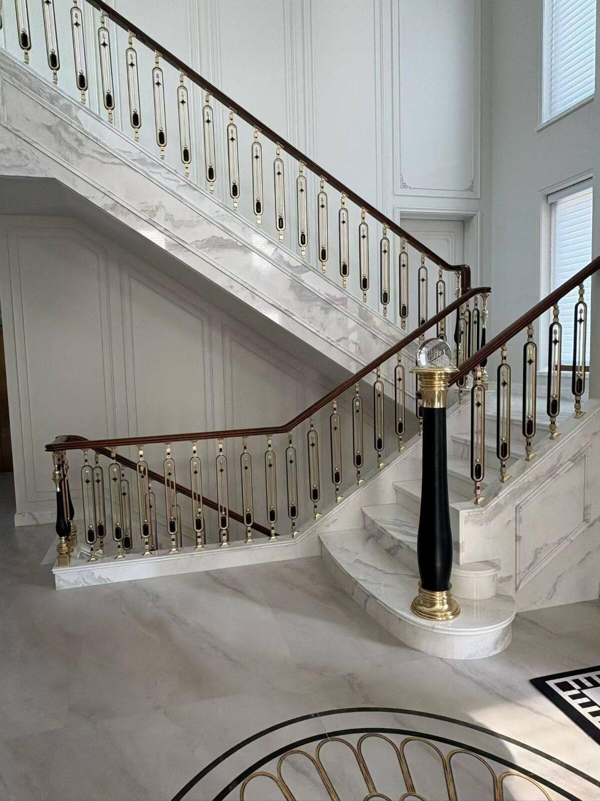 Doppeltreppe mit Glas-Finial