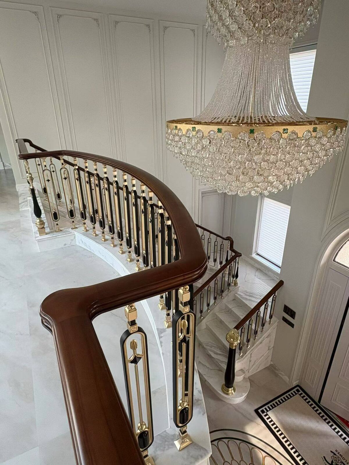 Villa-Foyer mit geschwungener Treppe